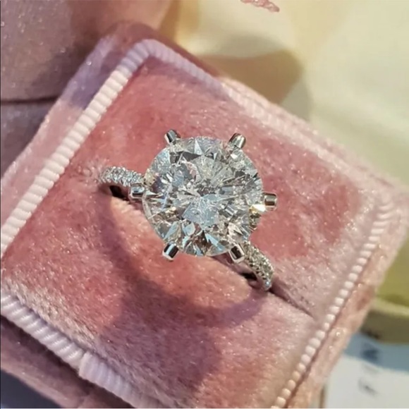 New Women’s 925 Silver Round Cut Diamond Ring - Picture 4 of 4